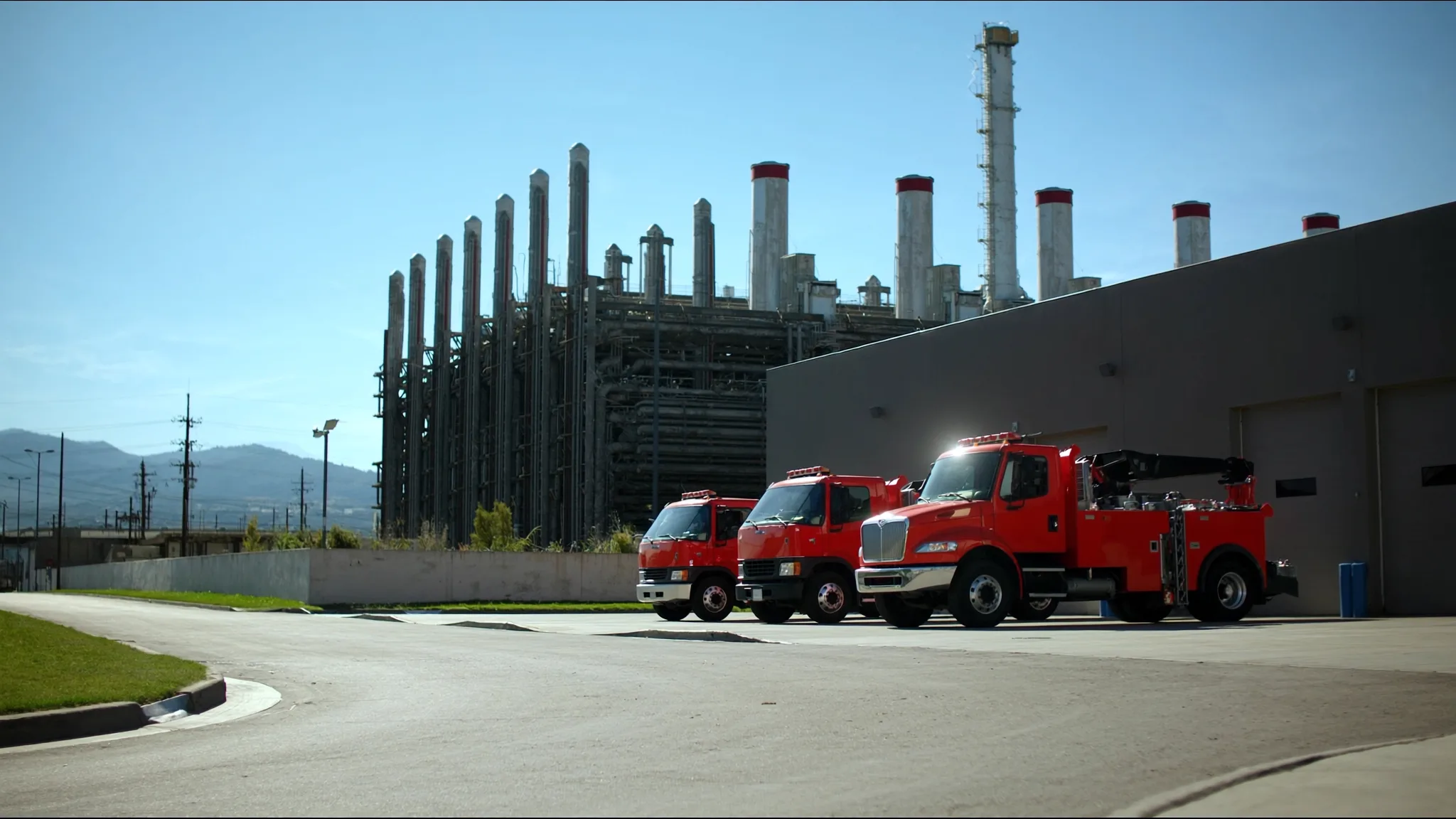 Illustrative Aufnahme eines Industriedienstleisters vor einer Anlage.